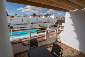 uma vista a partir da varanda de uma villa com piscina em Las Casitas de Corralejo em Corralejo