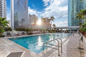 une grande piscine dans une ville avec de grands bâtiments dans l'établissement Brickell Condogreat-location-aka Hotel Amenities, à Miami