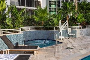 - une piscine avec toboggan dans un complexe dans l'établissement Brickell Condogreat-location-aka Hotel Amenities, à Miami