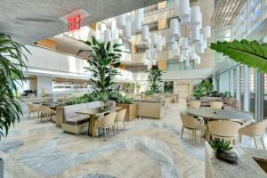 un hall avec des tables, des chaises et des plantes dans l'établissement Brickell Condogreat-location-aka Hotel Amenities, à Miami