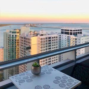 une table avec une plante en pot assise au-dessus d'un balcon dans l'établissement Brickell Condogreat-location-aka Hotel Amenities, à Miami