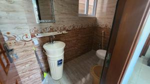 Aqua Apartment Murree tesisinde bir banyo