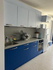 מטבח או מטבחון ב-Green Life Beach Blue Appartment