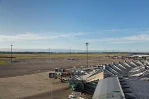 una vista de una pista de aterrizaje del aeropuerto con un avión en Moxy Lyon Airport, en Saint-Exupéry