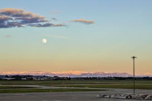 un aeropuerto con la luna en el cielo en Moxy Lyon Airport, en Saint-Exupéry