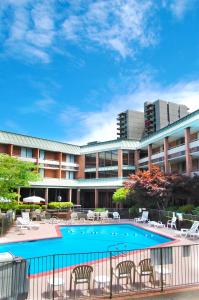 una piscina di fronte a un edificio di University Place Hotel and Conference Center a Portland