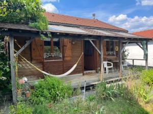 Um jardim em Lovely house close to Paris