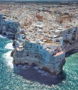 una isla en el océano con edificios blancos en Porto Antico, en Bari