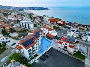 - une vue aérienne sur une ville avec des bâtiments et l'océan dans l'établissement Royal Calisto Hotel, à Sozopol