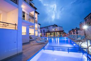 - une piscine au milieu d'un bâtiment dans l'établissement Royal Calisto Hotel, à Sozopol