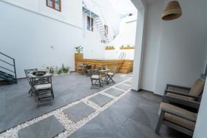 een binnenplaats met een tafel en stoelen in een gebouw bij Ria View Guesthouse in Faro