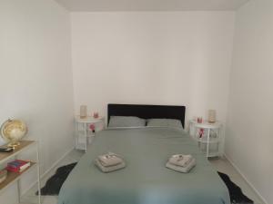 1 dormitorio con 1 cama con 2 toallas en L'Anil Garden Apartment, en Dinant