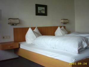 Una cama o camas en una habitación de Landhotel Löwen