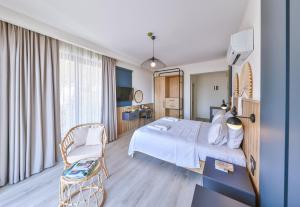 une chambre d'hôtel avec un lit et une chaise dans l'établissement Kas Athena Hotel, à Kaş