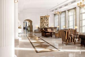 Χώρος καθιστικού στο Grand Hotel Vilnius, Curio Collection by Hilton