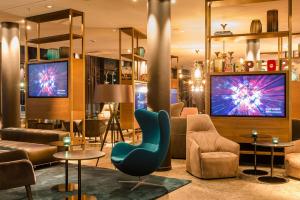 Un televizor și/sau centru de divertisment la Motel One München-Parkstadt Schwabing