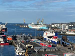 un crucero está atracado en un puerto en LoughView BED & BREAKFAST, en Belfast