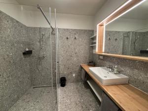 Livero Apartments tesisinde bir banyo