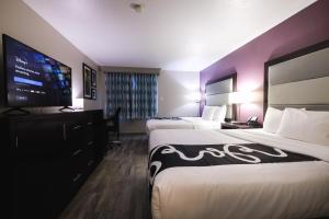 Cama ou camas em um quarto em La Quinta Inn & Suites by Wyndham Fort Collins, Colorado