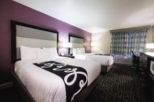 Cama ou camas em um quarto em La Quinta Inn & Suites by Wyndham Fort Collins, Colorado