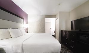 Cama ou camas em um quarto em La Quinta Inn & Suites by Wyndham Fort Collins, Colorado