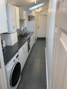 Dapur atau dapur kecil di Tidy and spacious on the Door step of Ramsbottom Town center