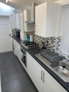 Dapur atau dapur kecil di Tidy and spacious on the Door step of Ramsbottom Town center