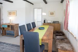 ein Esszimmer mit einem Holztisch und Stühlen in der Unterkunft Ski in Ski out Family accommodation Chesa Katja Lenzerheide in Valbella