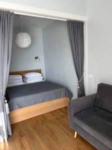 łóżko i kanapa w pokoju w obiekcie GENIO 7 apartamentai w Połądze