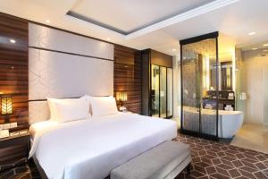 เตียงในห้องที่ Swiss-Belinn Tunjungan Surabaya