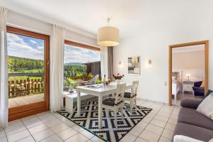 - un salon avec une table à manger blanche et une fenêtre dans l'établissement Sauerlandblick, à Schmallenberg