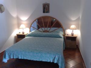 een slaapkamer met een bed en twee nachtkastjes bij Casa Sirina in Terracina