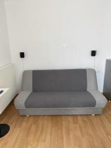 ein graues Sofa in einem Zimmer mit Holzboden in der Unterkunft Lavender in Postojna