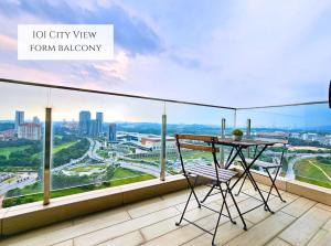 balcón con vistas a la ciudad, mesa y sillas en Apartment Near IOI Resort City Mall, MAEPS Serdang, Putrajaya by Cloud Host, en Putrajaya