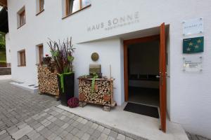 uma porta para um edifício com um sinal que lê pode sopa em Appartement Haus Sonne em Zell am See