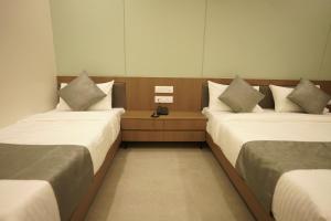 Cama ou camas em um quarto em A Square Executive Hotel