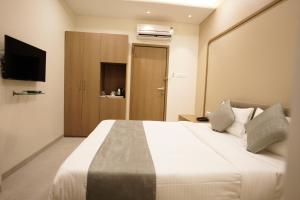 Cama ou camas em um quarto em A Square Executive Hotel