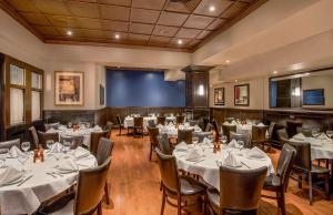 Restaurant o un lloc per menjar a DoubleTree by Hilton Hotel and Conference Center Chicago North Shore