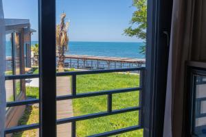 Blick aus einem Fenster auf den Strand in der Unterkunft SANTANA OTEL in Trabzon