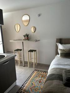 1 dormitorio con 1 cama, 1 mesa y 2 espejos en Casa Carlu Maria II, en Corte