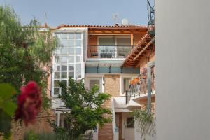 Elle offre une vue sur l'extérieur d'un bâtiment doté d'un balcon. dans l'établissement Stenaki - Apartments in Aegina Town, à Égine