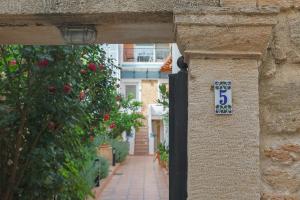 une maison avec un panneau sur son côté dans l'établissement Stenaki - Apartments in Aegina Town, à Égine