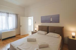 - une chambre avec un lit et un phare sur le mur dans l'établissement Stenaki - Apartments in Aegina Town, à Égine