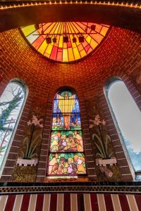 Bilde i galleriet til La Chapelle de verre, un lieu unique au monde i Ronquières