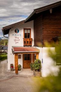 un edificio con un cartello sulla parte anteriore di Haus BergGesundZeit Doppelzimmer Kärlingerhaus a Schönau am Königssee