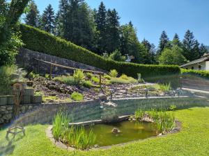 un giardino con laghetto in un cortile di Haus BergGesundZeit Doppelzimmer Kärlingerhaus a Schönau am Königssee