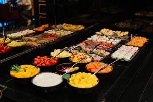 una linea a buffet con molti tipi di cibo diversi di La Villa Haussmann a Parigi