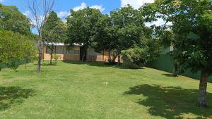 ein Hof eines Hauses mit Bäumen und einem Gebäude in der Unterkunft Casa independiente en Malvín in Montevideo