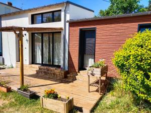 een houten terras voor een huis bij Notre petite maison in La Rochelle