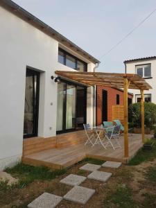 een houten terras voor een huis bij Notre petite maison in La Rochelle